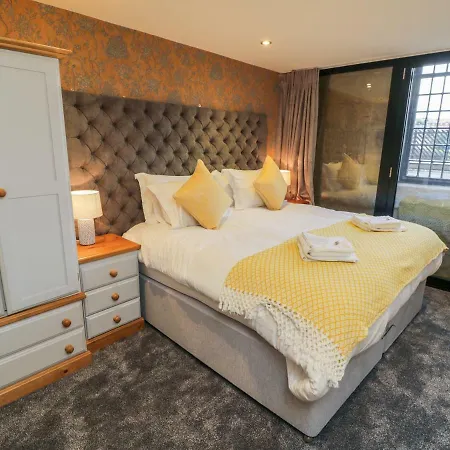 Sir Nigel Gresley Engine Shed * Уитби